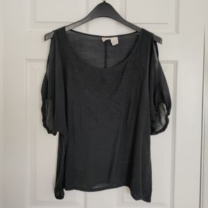 MUDD Juniors size L short sleeve cold shoulder top